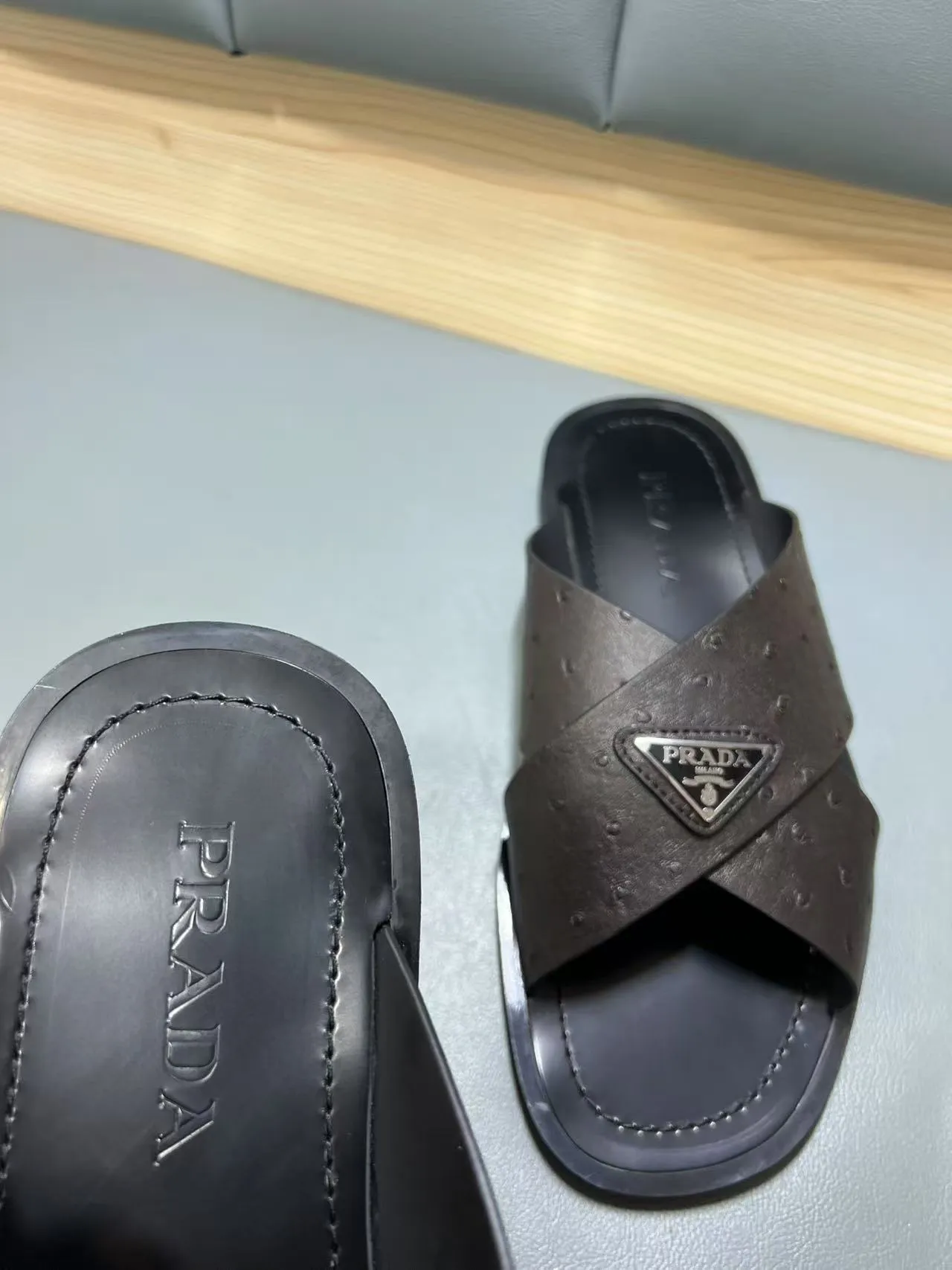 340💰PRADA Prada’s latest slippers are synchronized with the official website. This slipper is made of the brand’s unique and iconic Saffiano leather. The brand logo jumps out from the double straps, and the brand style is clearly visible. Cowhide gives men elegant charm and functional design, making it an ideal choice for vacation and leisure. Size:38-45